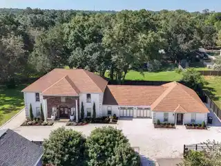 Elegant Traditional-style Residence