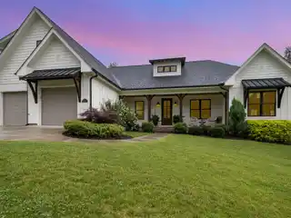 Vaulted-Ceiling Retreat with Bright Design