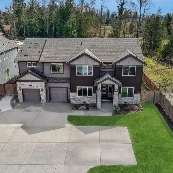 IMMACULATE HOME IN A PRIVATE SETTING