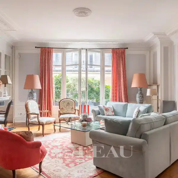 BRIGHT APARTMENT IN A MAGNIFICENT EARLY 20TH CENTURY BUILDING