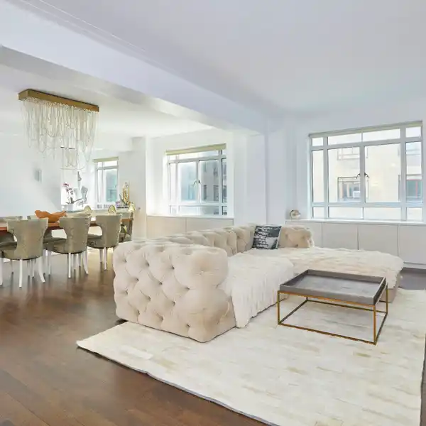 SPRAWLING OPEN-CONCEPT RESIDENCE AT THE CENTURY