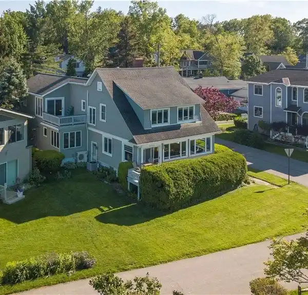LAKEFRONT SERENITY MEETS EVERYDAY COMFORT