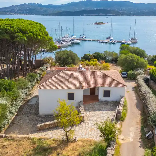 SEAFRONT VILLA IN EXCLUSIVE AND UNIQUE LOCATION