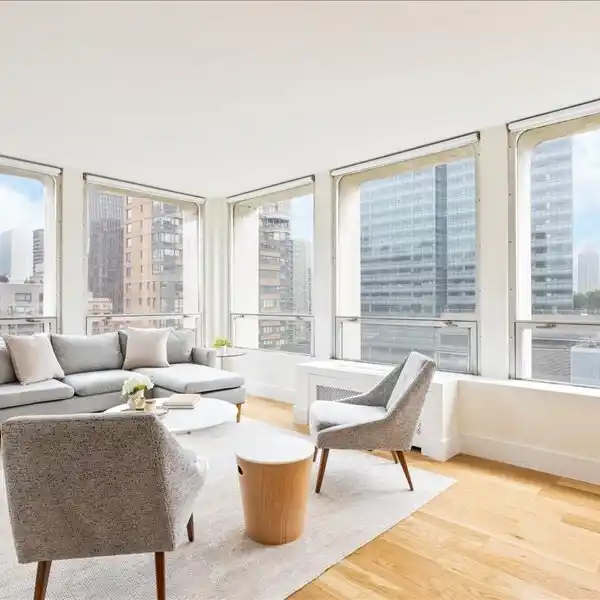 RENOVATED LUXURY CONDO WITH STUNNING CITY VIEWS