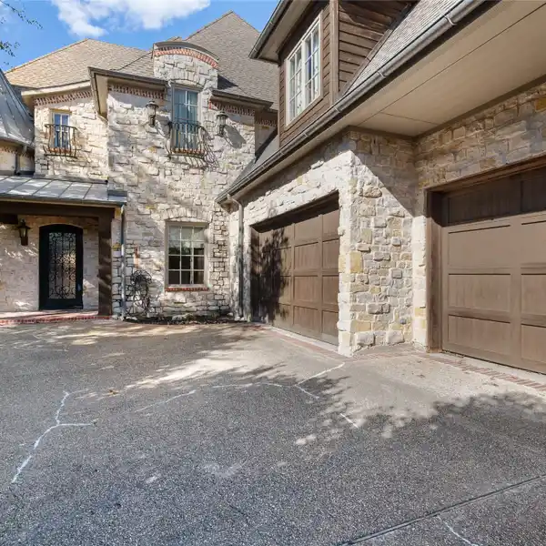 LUXURIOUS HOME IN THE VILLAGES OF STONEBRIAR PARK