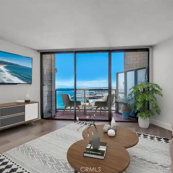 TOP-FLOOR PENTHOUSE WITH SWEEPING VIEWS