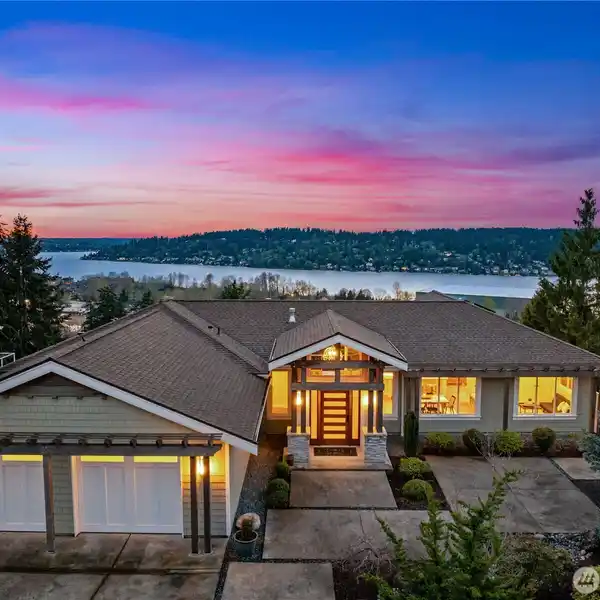 CONTEMPORARY HOME ABOVE LAKE WASHINGTON