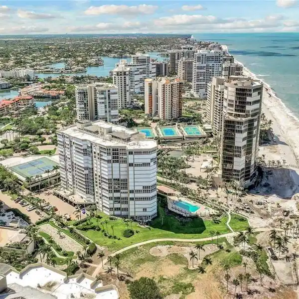 THE ULTIMATE FLORIDA LIFESTYLE IN A PREMIER HIGH-RISE