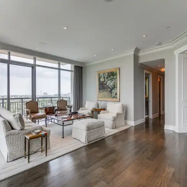 SOPHISTICATED HIGH-RISE LIVING