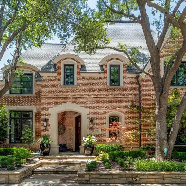MODERN LIVING WITH CLASSIC STYLE
