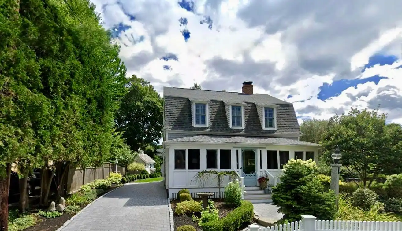 Coastal Charm and Modern Elegance in an Unbeatable Location