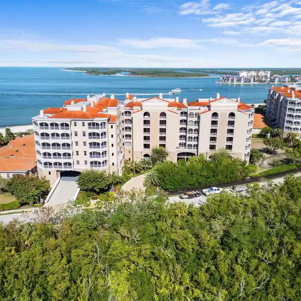 EXQUISITE BEACHFRONT CONDOMINIUM