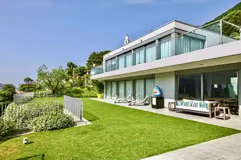 Sleek Home with a Fantastic Lake View