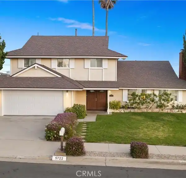 IMMACULATE TURN-KEY RESIDENCE