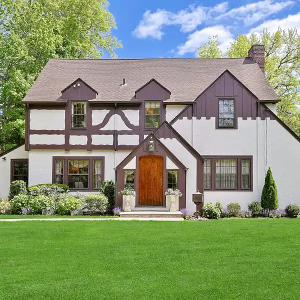 GRACIOUS TUDOR LIVING IN PRIME GREENACRES LOCATION