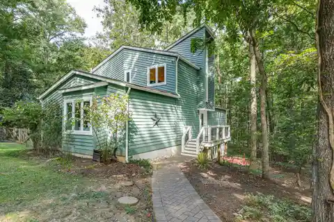 Contemporary Treehouse on Four Private Acres
