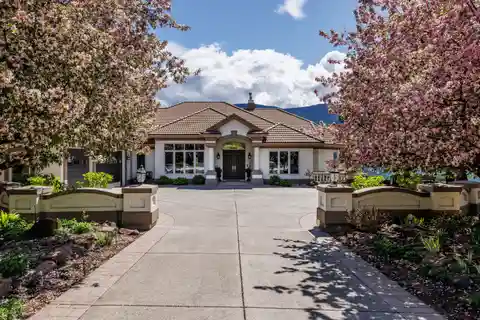 Sprawling Tuscan-Inspired Rancher with 180-Degree Lake Views