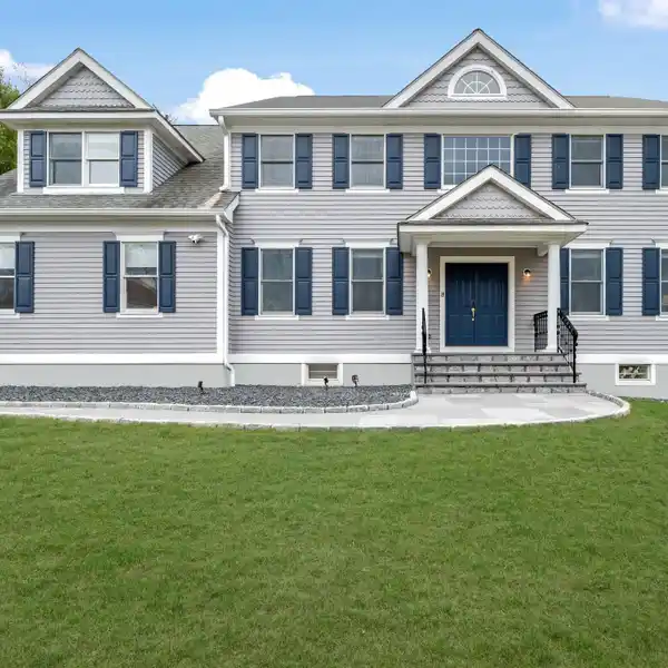 IMPECCABLY MAINTAINED CLASSIC COLONIAL