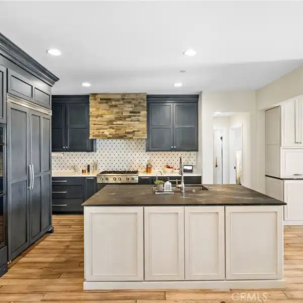 ELEGANT COASTAL LIVING NEAR BEACHES AND TRAILS