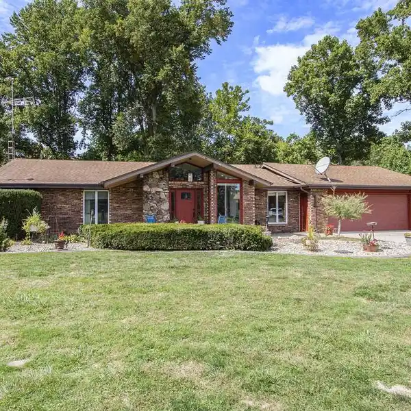 LUXURY RANCH RETREAT WITH SCENIC CREEK VIEWS
