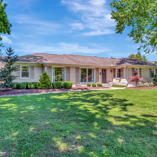 ONE-LEVEL LIVING JUST BLOCKS FROM FRANKLIN SQUARE
