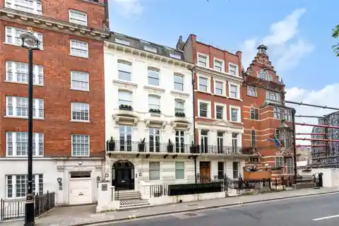 Elegant Duplex Steps from Buckingham Palace