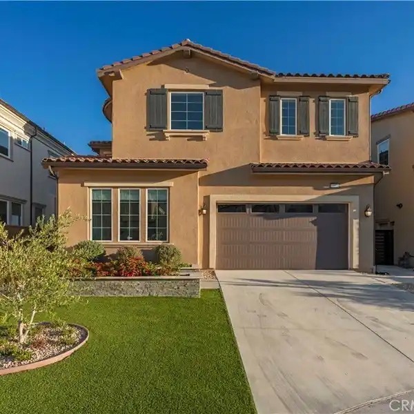 GORGEOUS LIGHT-FILLED HOME IN THE LUXURIOUS HILLCREST COMMUNITY