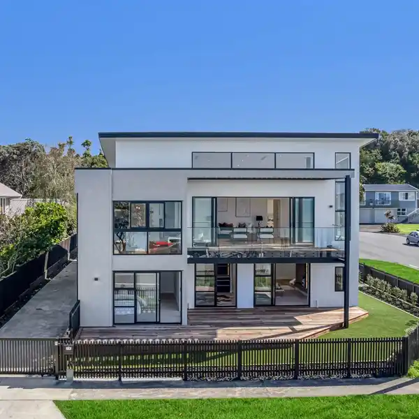 AN EXTRAORDINARY WATERFRONT RESIDENCE