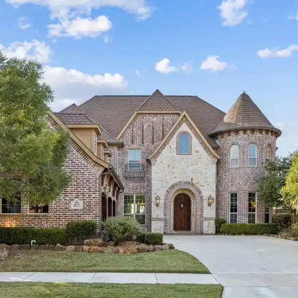 TIMELESS ARCHITECTURE AND OUTDOOR LUXURY IN VIBRANT NEIGHBORHOOD