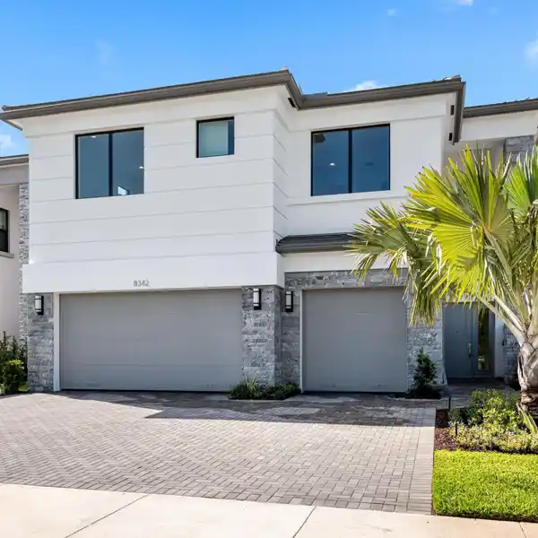 BEAUTIFUL RESIDENCE IN PRESTIGIOUS LOTUS PALM