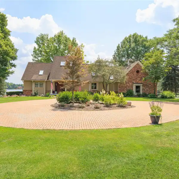 STUNNING LAKEFRONT HOME ON ALL-SPORTS WAUMEGAH LAKE