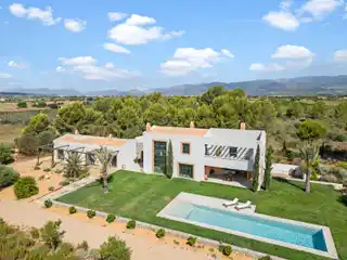 Modern and Comfortable Luxury Country House in Santa María Del Camí