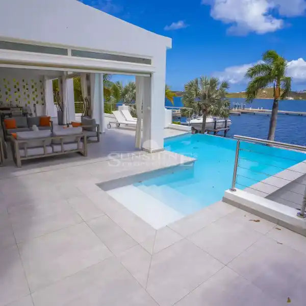 ELEGANT LAGOON-FRONT RETREAT