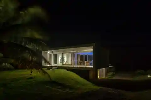 Oceanfront Maui Modernism at Its Best