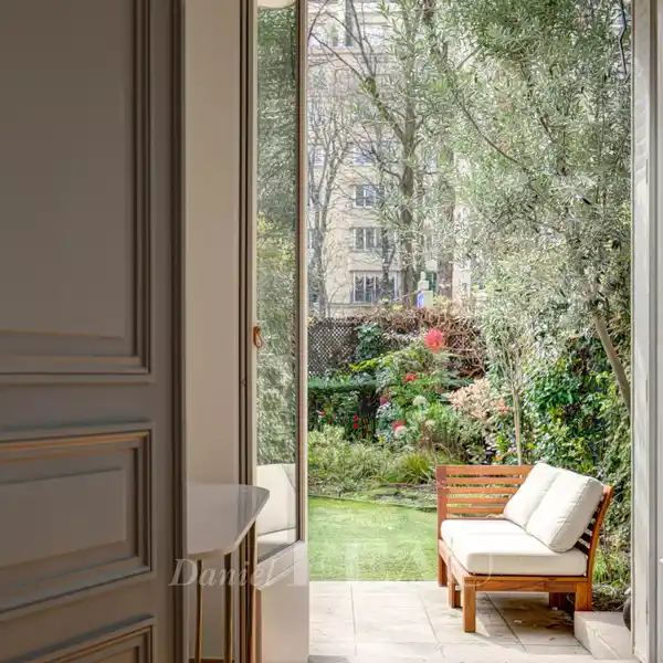 GROUND FLOOR APARTMENT WITH PRIVATE GARDEN