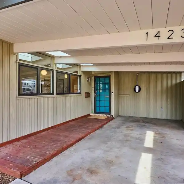 EICHLER MID-CENTURY MODERN GEM IN KRISANA PARK