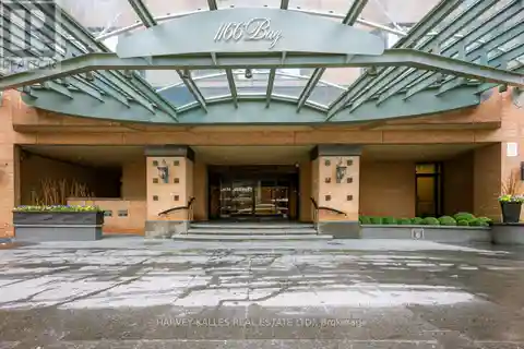 Upper-Floor Elegance in Prestigious Yorkville Tower