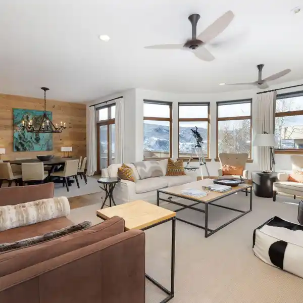 PRIVATE TOWNHOME WITH EXPANSIVE MOUNTAIN VIEWS