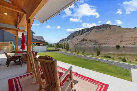 Gorgeous Rambler on the Columbia River