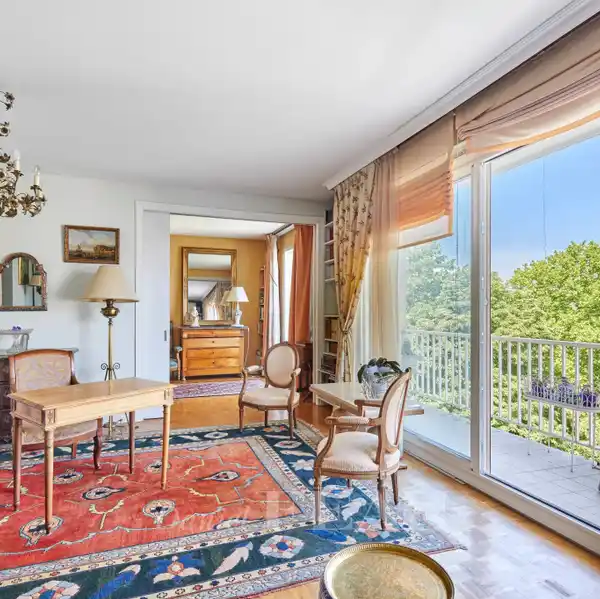 DUAL-ASPECT APARTMENT WITH A ROOF TERRACE