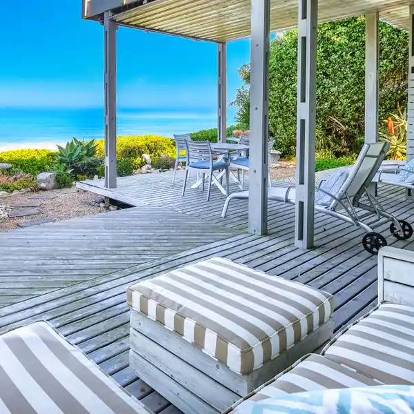 SERENE LUXURY IN THIS OCEANFRONT RESIDENCE