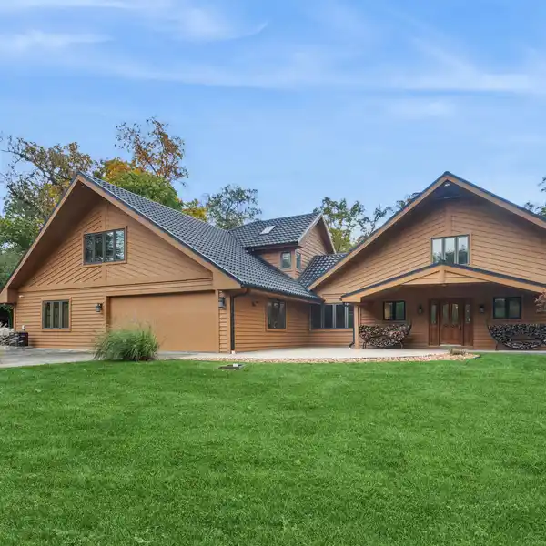 EXTRAORDINARY RANCH HOME IN THE PEACEFUL SANCTUARY OF NORTHWOODS