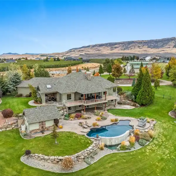 GORGEOUS CUSTOM BUILT HOME OVERLOOKING THE COLUMBIA RIVER