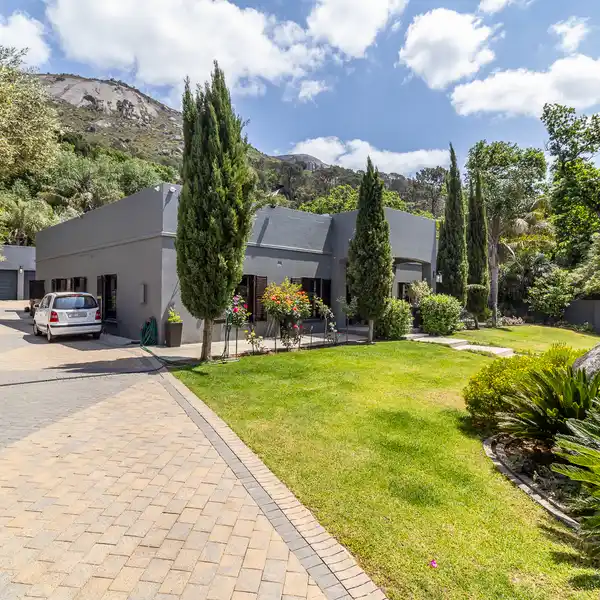 SUPERB 5 BEDROOM FAMILY HOME IN HOOG EN DROOG, PAARL