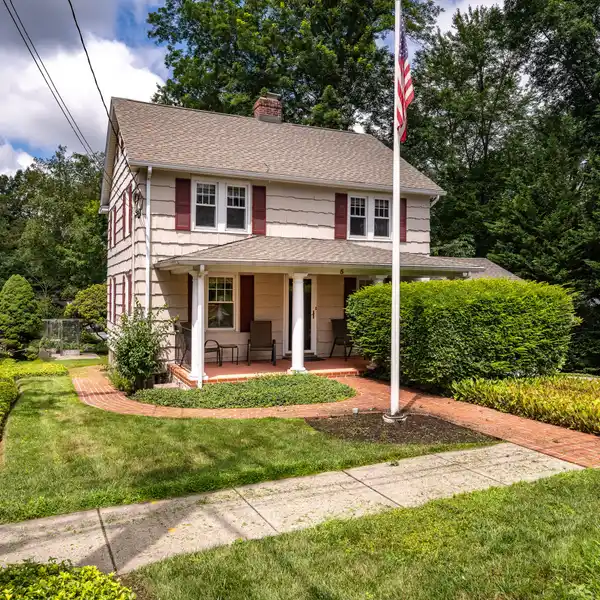 WELL-MAINTAINED COLONIAL IN OLD GREENWICH