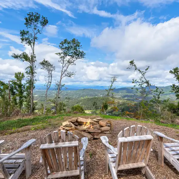 PANORAMIC MOUNTAIN VISTAS FROM PRIVATE RIDGETOP