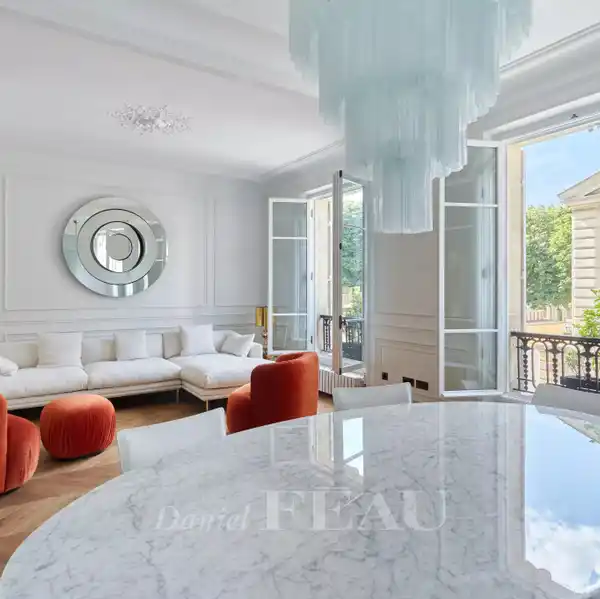 CHARMING APARTMENT WITH CLASSIC PERIOD DETAILS