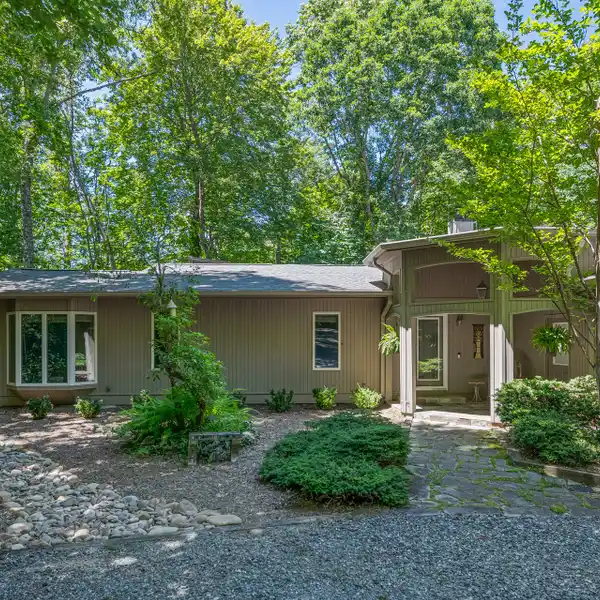 STYLISH HOME IN A NATURAL LAKEFRONT SETTING