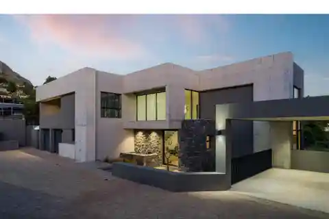 Immaculate New Contemporary Home