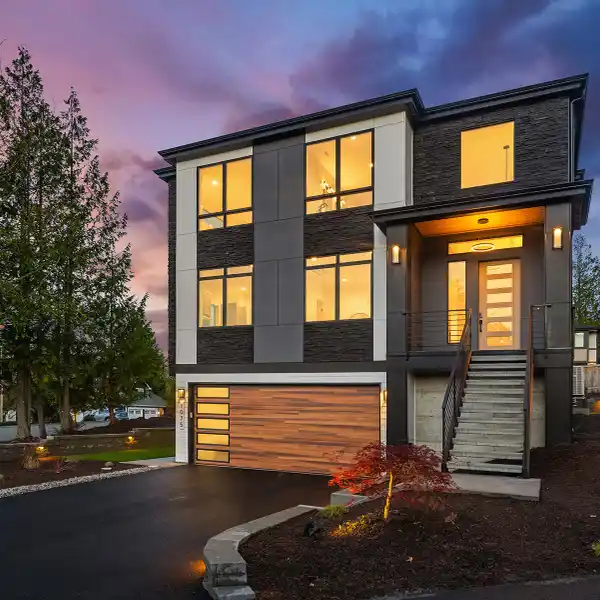 MARVELOUS LUXURY HOME WITH SCENIC VIEWS AND DESIGNER TOUCHES